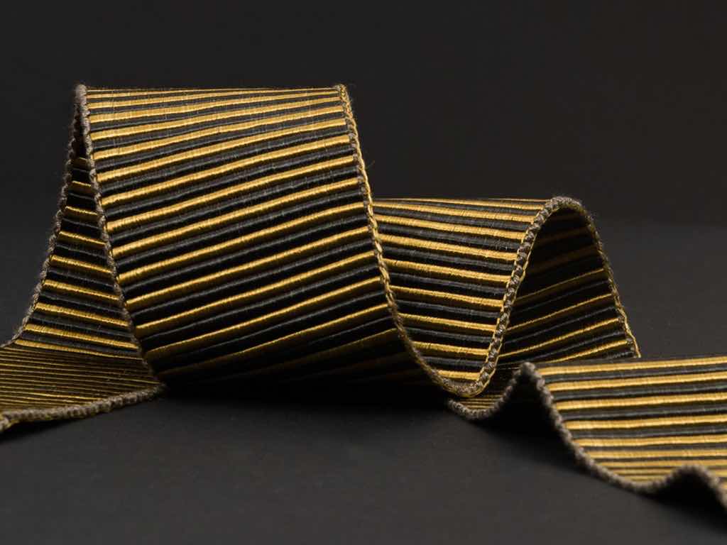 Breites Ripsband in 5 eleganten Metallic-Nuancen. Die großzügige, zweifarbige Rippenstruktur verleiht diesem dicht gewebten Band seine außergewöhnliche Wirkung,
Breites Ripsband in 5 eleganten Metallic-Nuancen. Die großzügige, zweifarbige Rippenstruktur verleiht diesem dicht gewebten Band seine außergewöhnliche Wirkung,