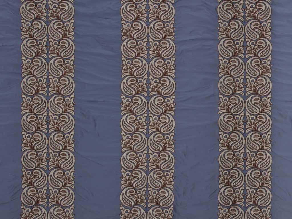 Ein Highlight in dieser Kollektion bietet diese klassisch, ornamental angelegte Stickerei auf feinstem Cotton-Satin. Die besonders anspruchsvolle Kombination der Seiden-Applikation und der grafischen Stickerei verleihen diesem hocheleganten Brokat seine besondere Raffinesse.