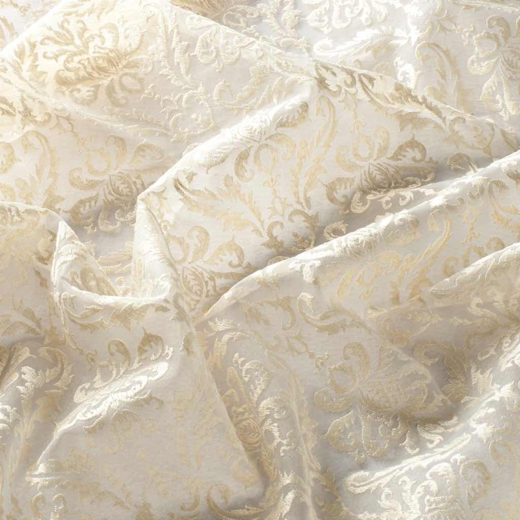 Er ist wie ein Stoff aus 1001 Nacht, der kostbare Voile LAZISE. Die mit einem feinen, ornamentalen Motiv bestickte Gardine, präsentiert ihre ganze Pracht in sechs mondänen Couleurs und verleiht Räumen Noblesse pur. Ein traumhafter Glanz und die aufwändige Stickerei verwandeln dieses Textil in ein reines Schmuckstück.
Er ist wie ein Stoff aus 1001 Nacht, der kostbare Voile LAZISE. Die mit einem feinen, ornamentalen Motiv bestickte Gardine, präsentiert ihre ganze Pracht in sechs mondänen Couleurs und verleiht Räumen Noblesse pur. Ein traumhafter Glanz und die aufwändige Stickerei verwandeln dieses Textil in ein reines Schmuckstück.