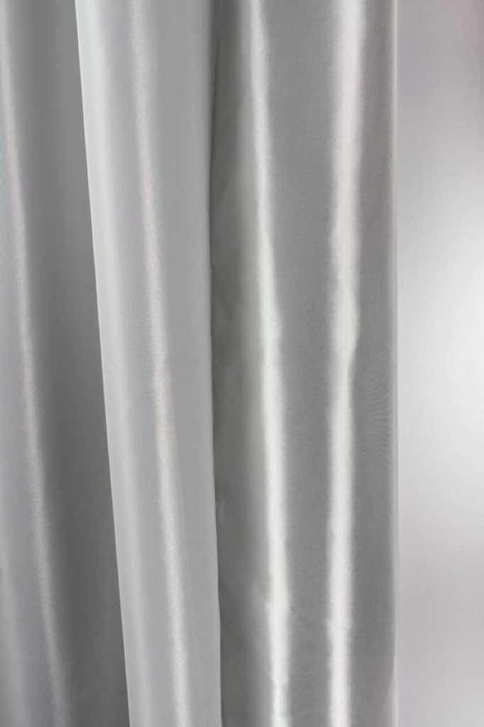 Blend- und Wärmeschutz; Transparenter Vorhang in 300 cm Breite. Das technisch anmutende, hochtransparente Gewirke ist weiss und schwarz gefärbt und durch ein hochtechnisches Verfahren einseitig metallisiert, wodurch hervorragende Funktionswerte erreicht werden.


