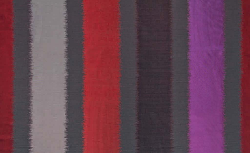 Dekorationsstoff mit einem Dessin aus kräftigen vertikalen Blockstreifen in sechs verschiedenen Farbtönen, die durch einen Ikat-Effekt an den Konturen verfeinert werden.