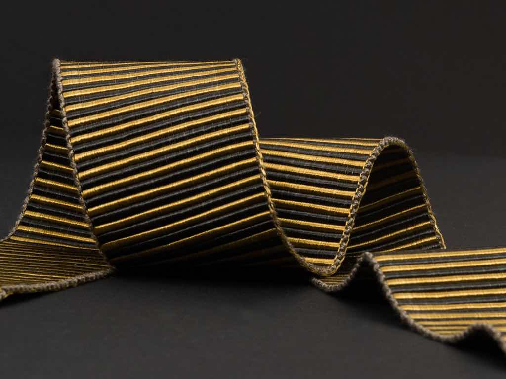 Breites Ripsband in 5 eleganten Metallic-Nuancen. Die großzügige, zweifarbige Rippenstruktur verleiht diesem dicht gewebten Band seine außergewöhnliche Wirkung,