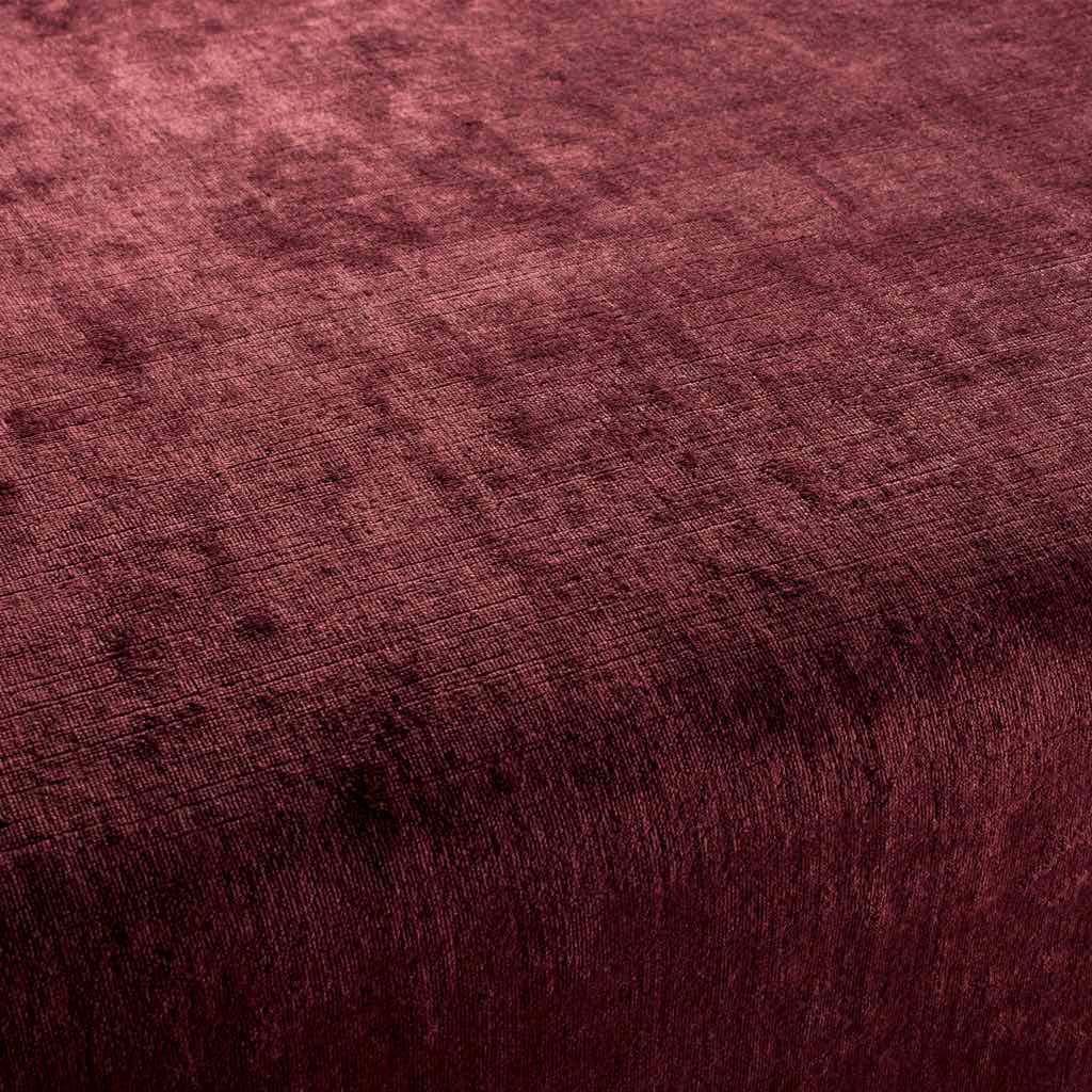 Auf einem reinen Leinenfond präsentiert sich der schicke Bezugsstoff LINEN VELVET. Mit seiner schmeichelhaften Oberfläche, 36 aufregenden Farben und einem edlen Changeant fasziniert der raffinierte Velvet, der auch als Dekostoff einsetzbar ist.