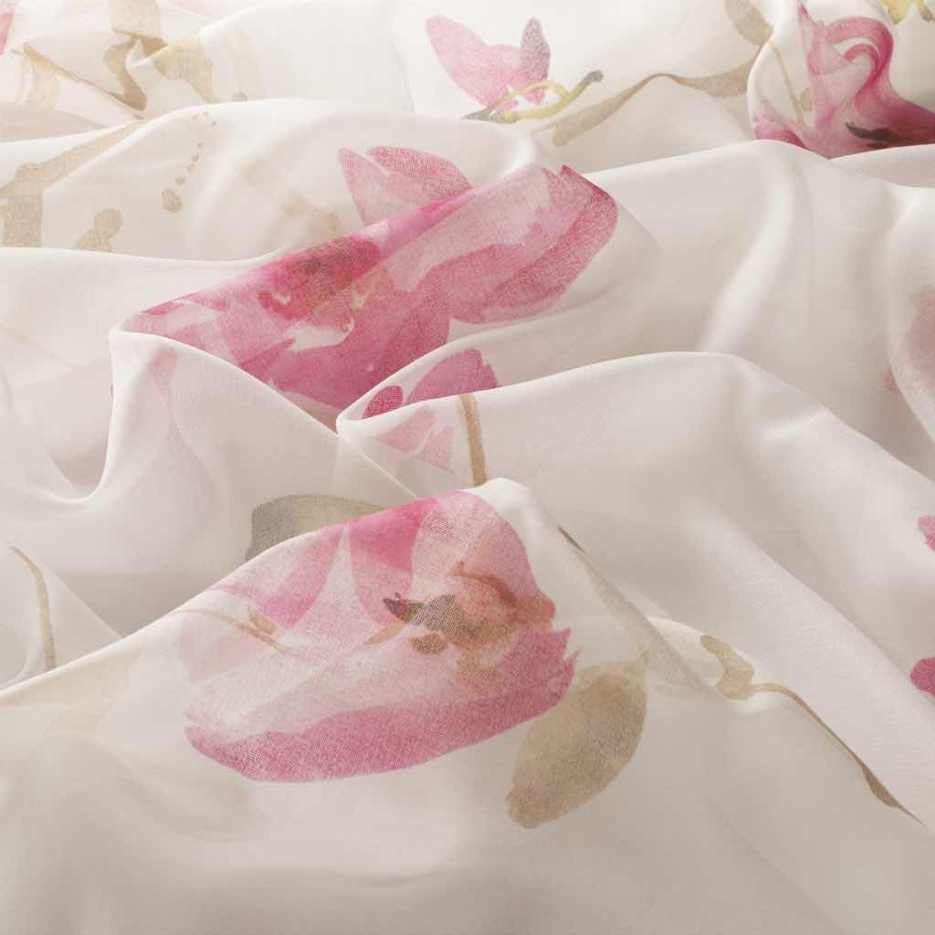 MAGNOLIA: ein romantisches, florales Dessin schmückt diesen bedruckten Batist. Die Magnolien zeigen sich dabei in den beiden Farben Rosa und Apricot auf einem weißen Fond und sorgen für frische, frühlingshafte Akzente.