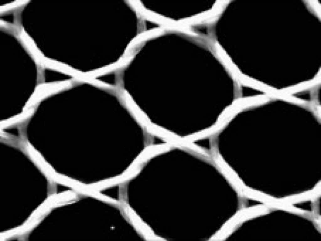 Netzartiger Gardinenstoff mit wabenförmigem Muster, hergestellt mit zwei Fadensystemen.