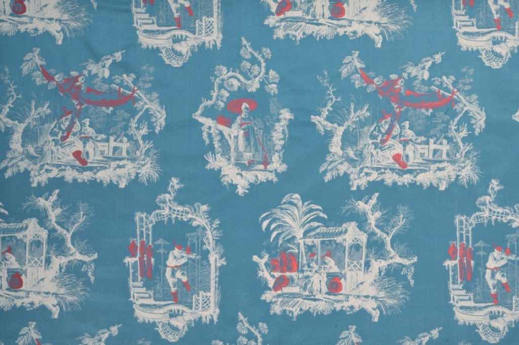 CHINOISE ist ein feiner Jacquard-Dekorationsstoff und Highlight der Kollektion SHANGHAI NIGHTS. Das modern interpretierte und großzügig gestaltete Dessin ist inspiriert von klassischen „Toiles-de-Jouy“ Szenen aus dem historischen asiatischen Alltag.